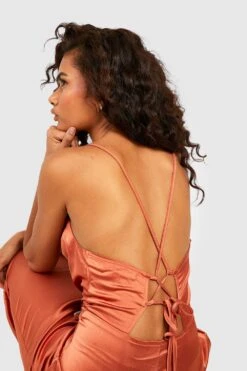 Vestito Midi In Raso Con Scollo A Cappuccio, Laccetti E Fondo A Sirena