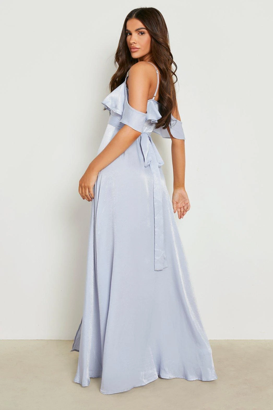 Vestito Maxi A Incrocio In Raso Martellato Con Spalle Scoperte 2 Vestito Maxi A Incrocio In Raso Martellato Con Spalle Scoperte - immagine 2