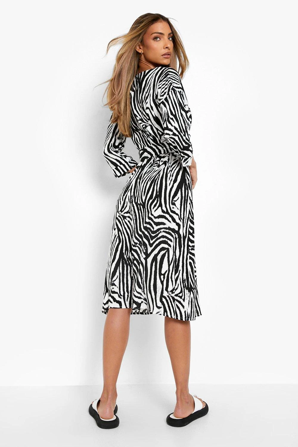 Vestito Midi Incrociato Davanti Con Stampa Zebrata E Cintura 2 Vestito Midi Incrociato Davanti Con Stampa Zebrata E Cintura - immagine 2