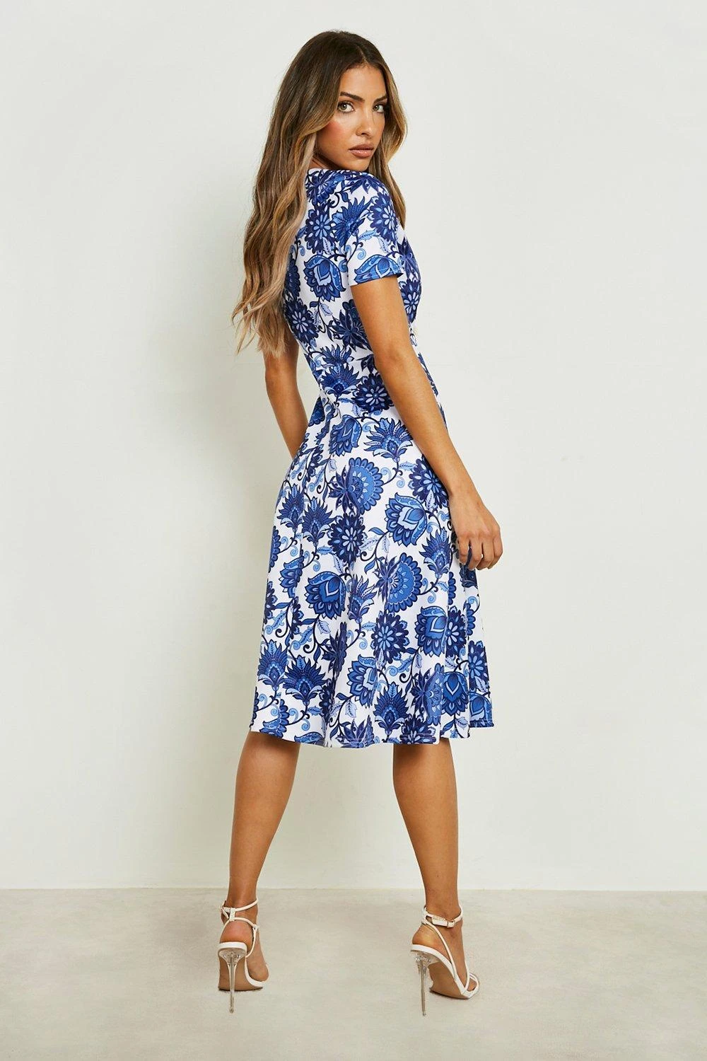 Vestito Skater Midi Con Motivi Stile Porcellana E Pieghe 2 Vestito Skater Midi Con Motivi Stile Porcellana E Pieghe - immagine 2