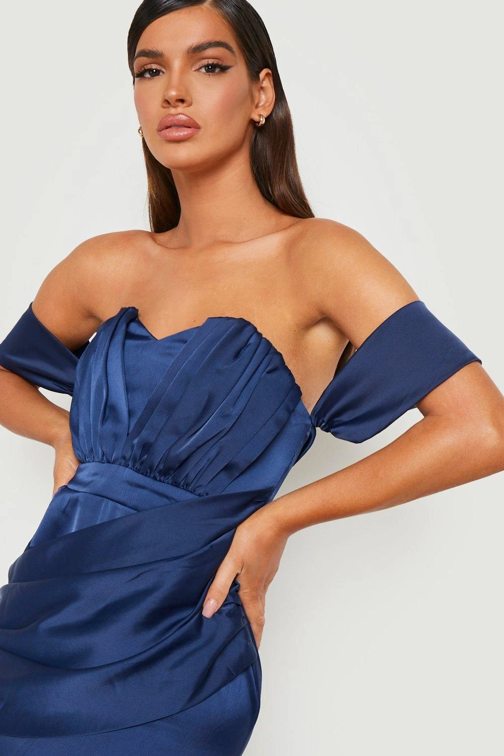 Vestito Maxi In Raso Drappeggiato Con Fondo A Sirena 1 Vestito Maxi In Raso Drappeggiato Con Fondo A Sirena