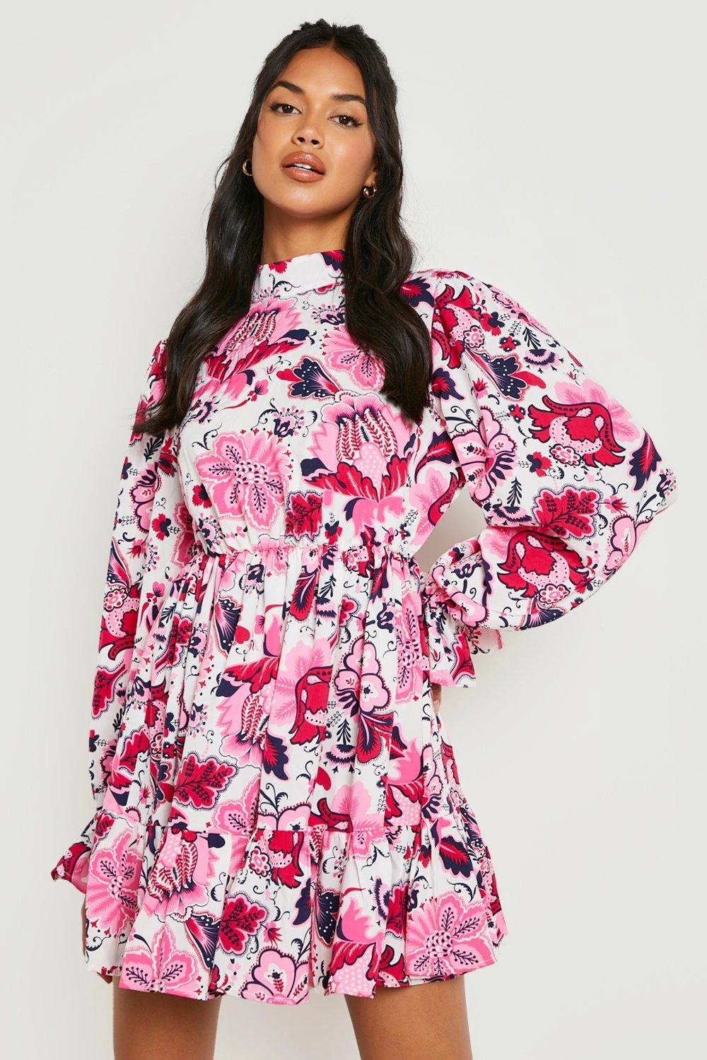 Vestito Skater A Collo Alto A Fiori Aperto Sul Retro 1 Vestito Skater A Collo Alto A Fiori Aperto Sul Retro