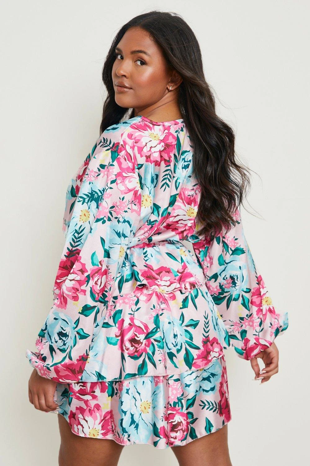 Vestito Skater Plus Size In Raso A Fiori Con Arricciature E Cintura 2 Vestito Skater Plus Size In Raso A Fiori Con Arricciature E Cintura - immagine 2