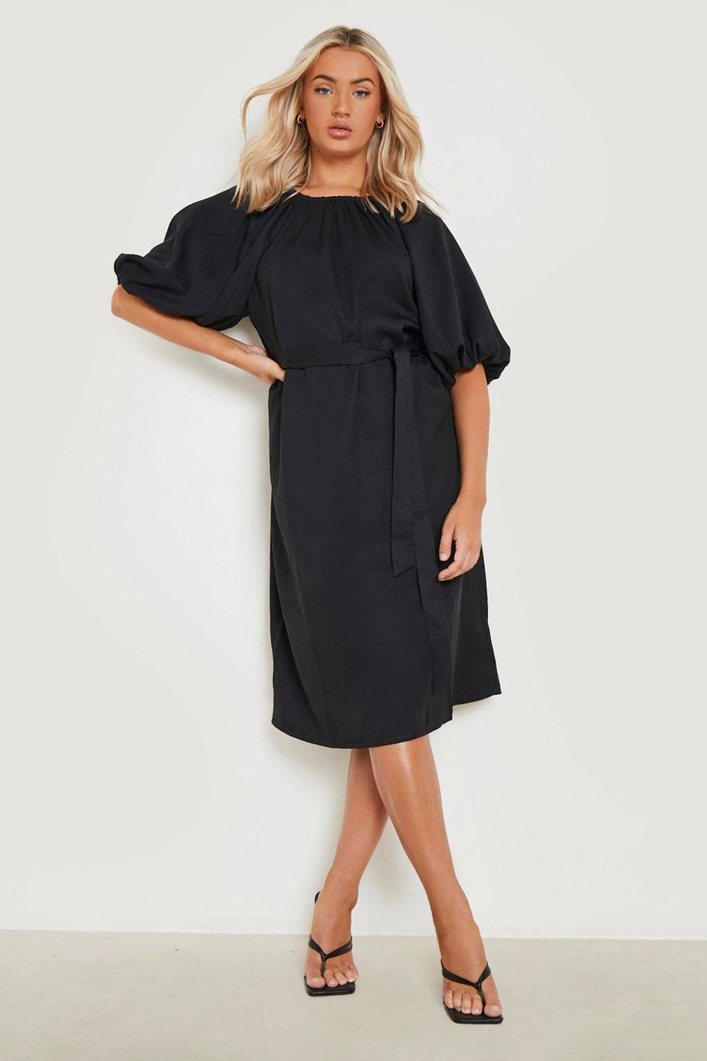 Vestito Maxi In Raso Con Scollo Profondo E Dettagli Attorcigliati 1 Vestito Maxi In Raso Con Scollo Profondo E Dettagli Attorcigliati