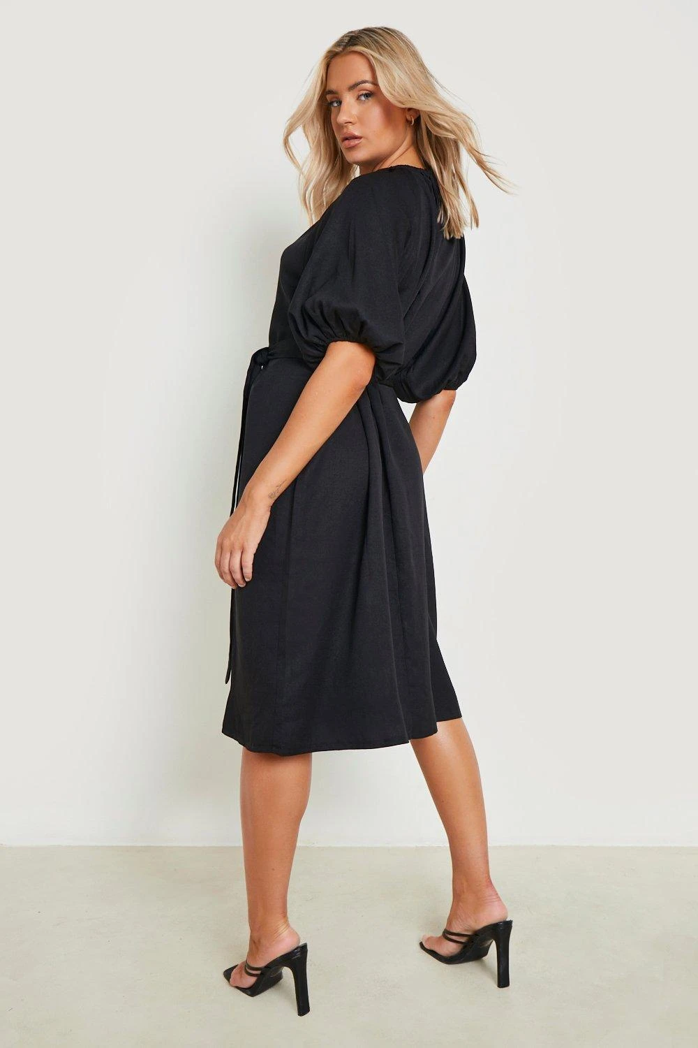 Vestito Maxi In Raso Con Scollo Profondo E Dettagli Attorcigliati 2 Vestito Maxi In Raso Con Scollo Profondo E Dettagli Attorcigliati - immagine 2