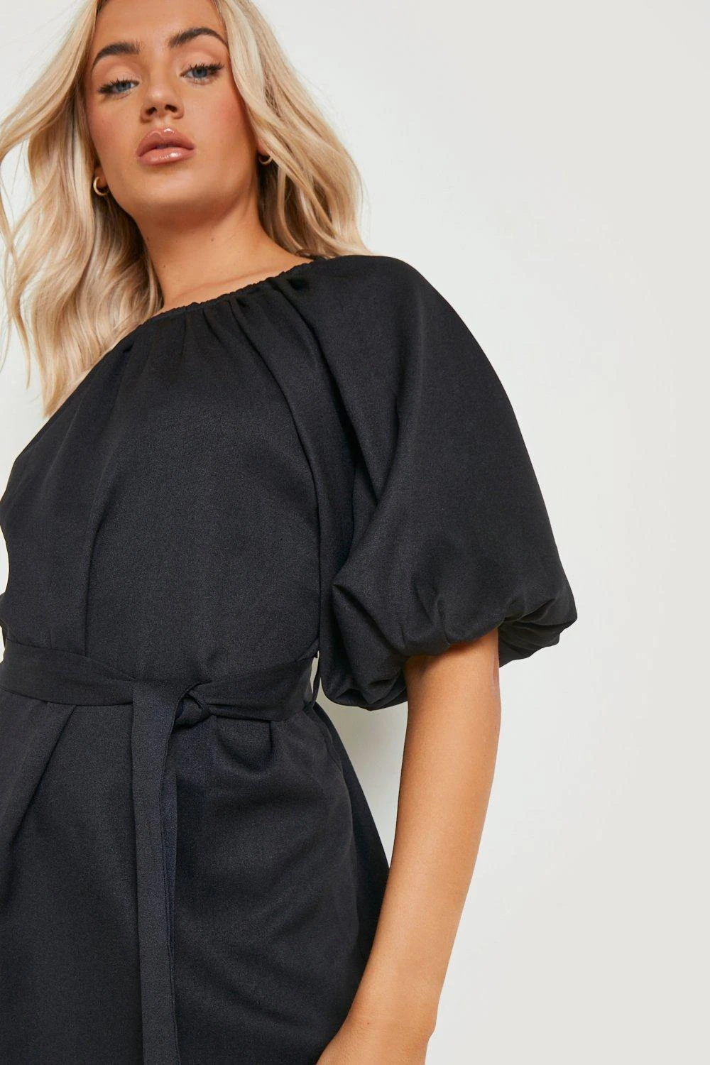 Vestito Maxi In Raso Con Scollo Profondo E Dettagli Attorcigliati 4 Vestito Maxi In Raso Con Scollo Profondo E Dettagli Attorcigliati - immagine 4