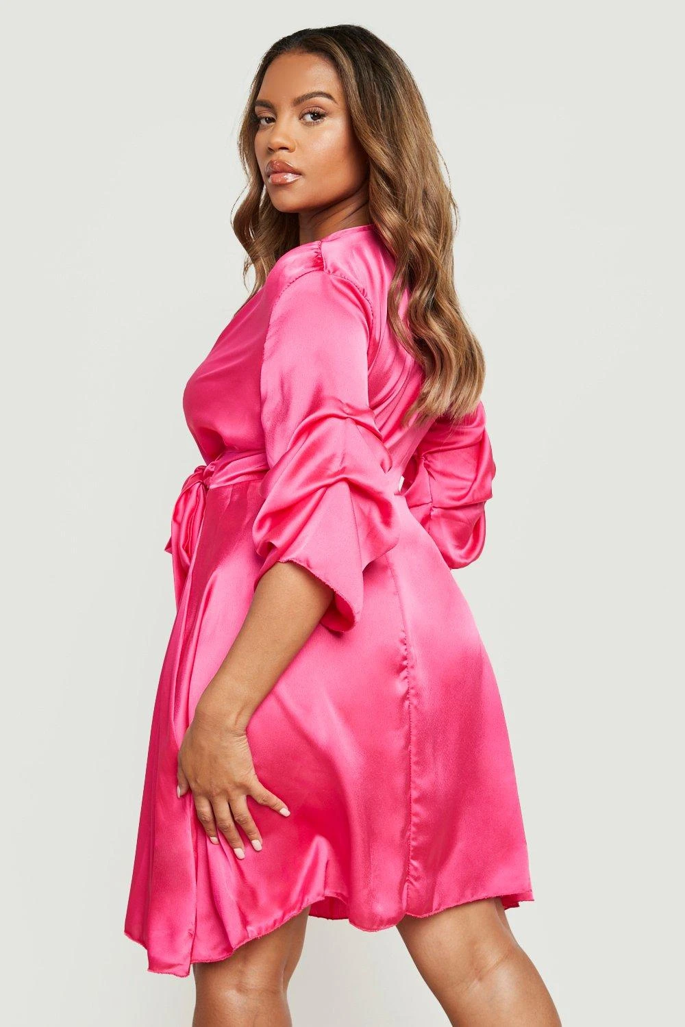 Vestito Scaldacuore Plus Size In Raso Con Ruches Sulle Maniche 2 Vestito Scaldacuore Plus Size In Raso Con Ruches Sulle Maniche - immagine 2