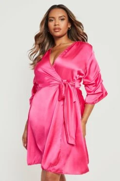 Vestito Scaldacuore Plus Size In Raso Con Ruches Sulle Maniche 6 Vestito Scaldacuore Plus Size In Raso Con Ruches Sulle Maniche -Negozio al dettaglio Vestiti gzz19596 pink xl 2