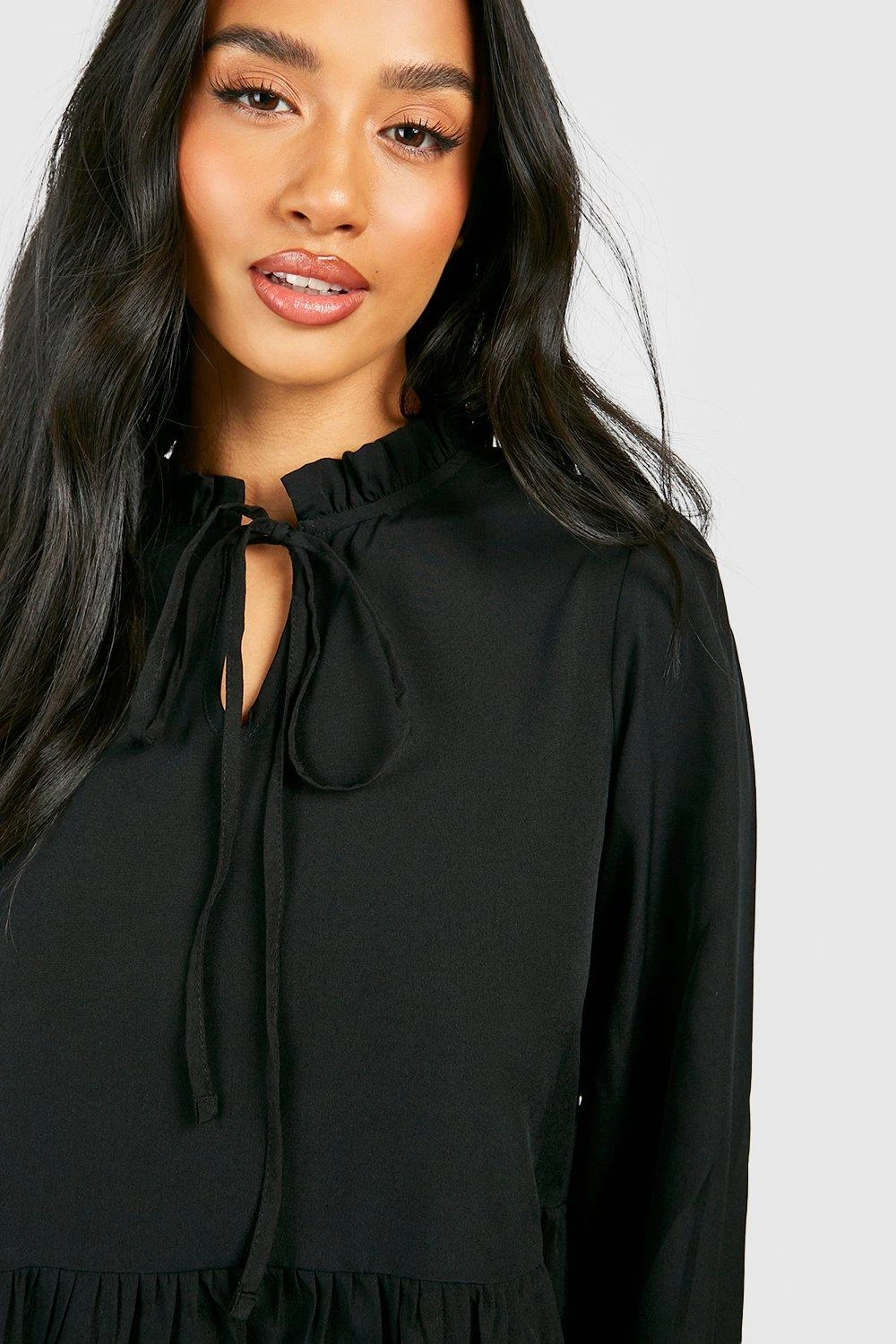 Vestito Grembiule Petite Con Maniche Ampie E Balze 4 Vestito Grembiule Petite Con Maniche Ampie E Balze - immagine 4