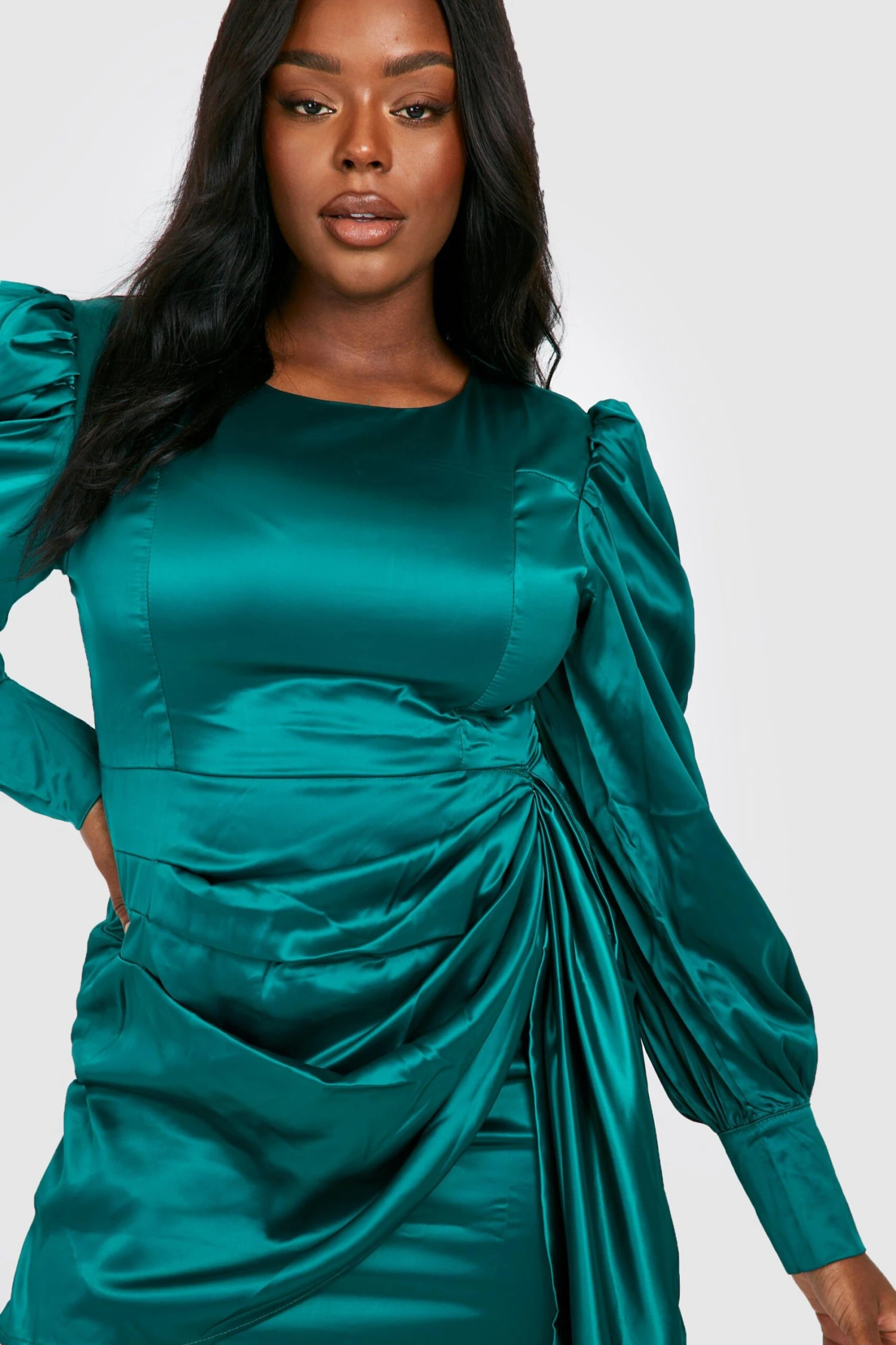 Vestito Scaldacuore Plus Size In Raso Con Maniche A Campana 4 Vestito Scaldacuore Plus Size In Raso Con Maniche A Campana - immagine 4