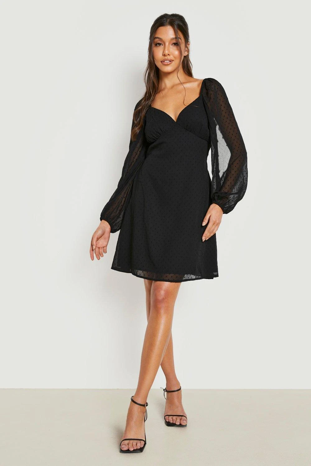 Vestito Skater In Rete Plumetis Con Maniche A Campana 1 Vestito Skater In Rete Plumetis Con Maniche A Campana