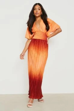 Vestito Maxi Petite Sfumato E Plissettato Con Scollo Profondo E Maniche Ad Ala Di Pipistrello
