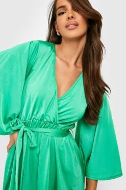 Vestito Skater Seducente Con Cintura E Maniche Svasate