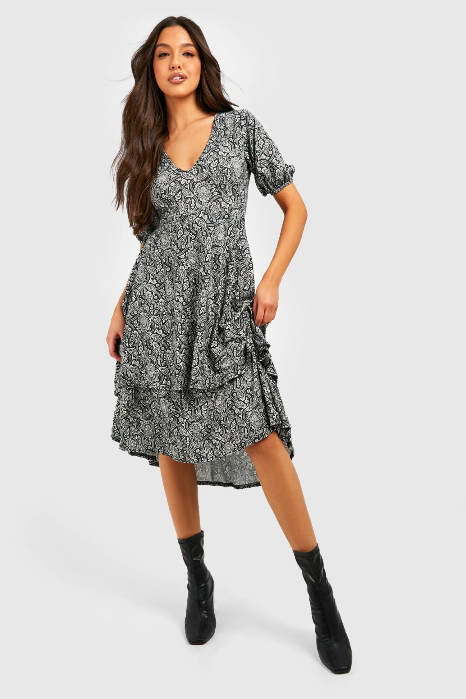 Vestito Midi Con Stampa In Fantasia Cachemire E Volant Sul Fondo 1 Vestito Midi Con Stampa In Fantasia Cachemire E Volant Sul Fondo