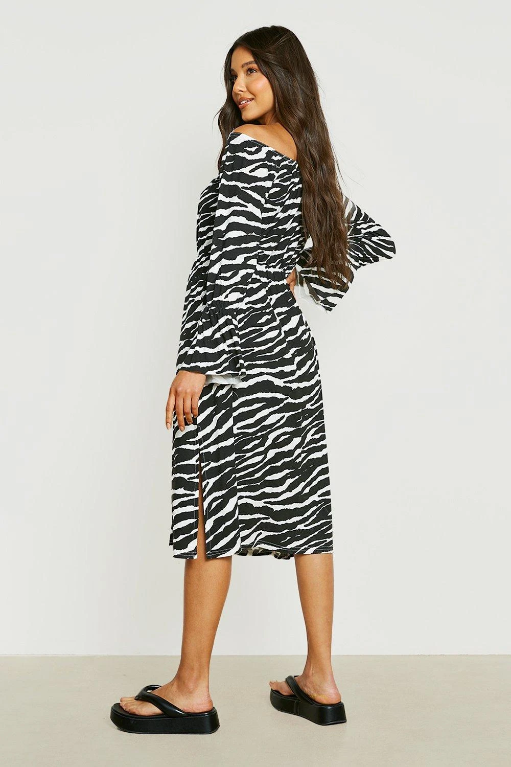 Vestito Grembiule Midi Zebrato Con Scollo Bardot 2 Vestito Grembiule Midi Zebrato Con Scollo Bardot - immagine 2