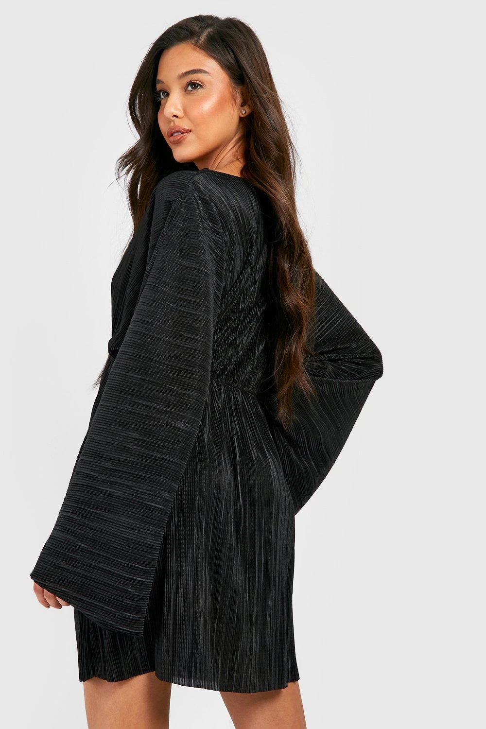 Vestito Skater Plissettato Con Scollo Profondo E Maniche Ad Ala Di Pipistrello 2 Vestito Skater Plissettato Con Scollo Profondo E Maniche Ad Ala Di Pipistrello - immagine 2