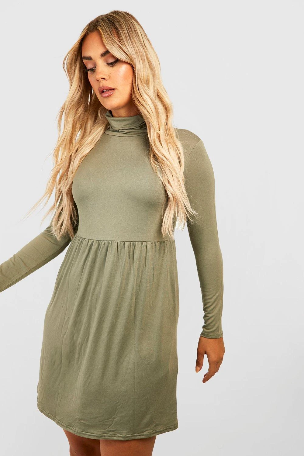 Vestito Grembiule Plus Size Basic Con Collo Alto E Volant Sul Fondo 1 Vestito Grembiule Plus Size Basic Con Collo Alto E Volant Sul Fondo