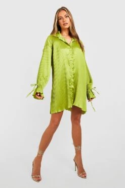 Vestito Camicia Midi In Raso Plissettato Con Laccetti Sui Polsini