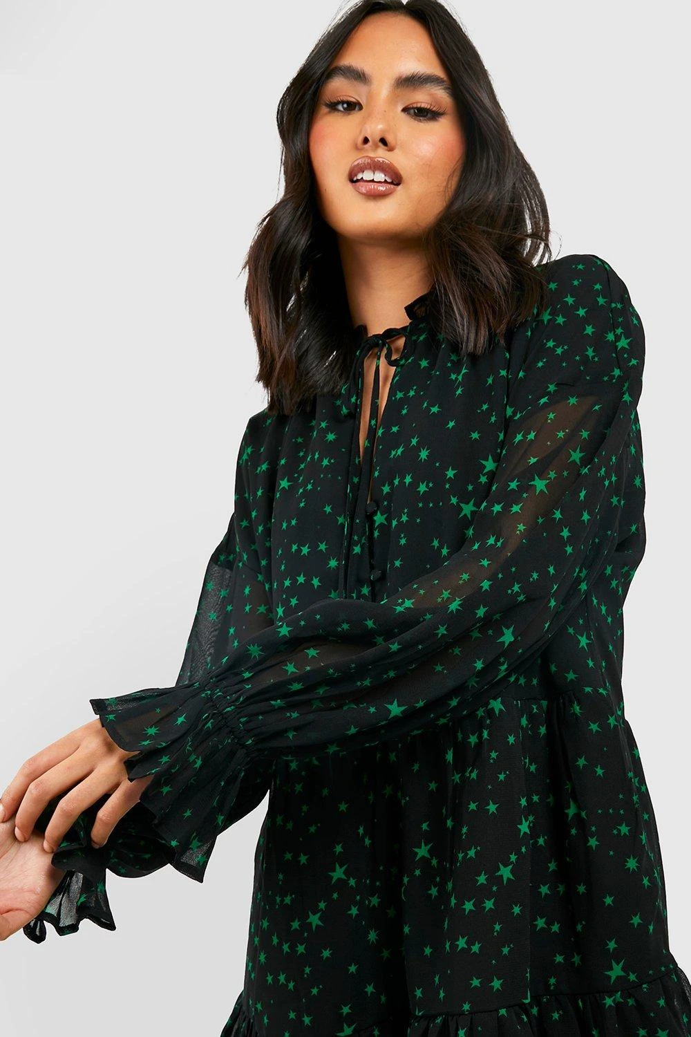 Vestito Grembiule Con Stampa A Stelle E Balze 4 Vestito Grembiule Con Stampa A Stelle E Balze - immagine 4