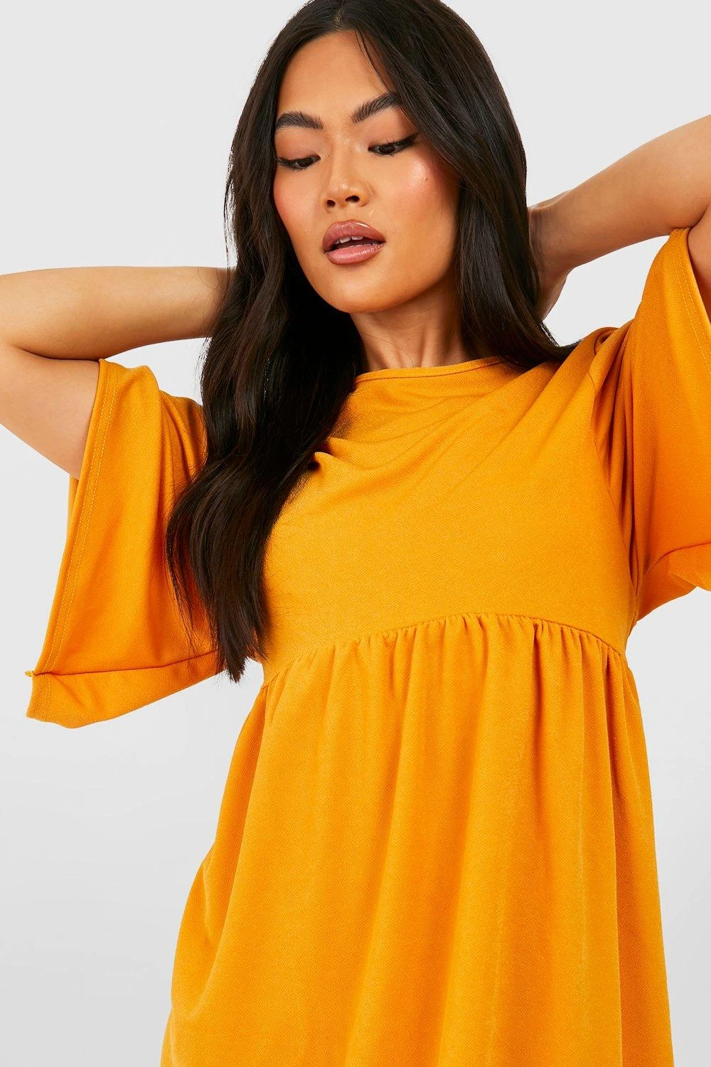 Vestito Grembiule Oversize Con Maniche Svasate 4 Vestito Grembiule Oversize Con Maniche Svasate - immagine 4