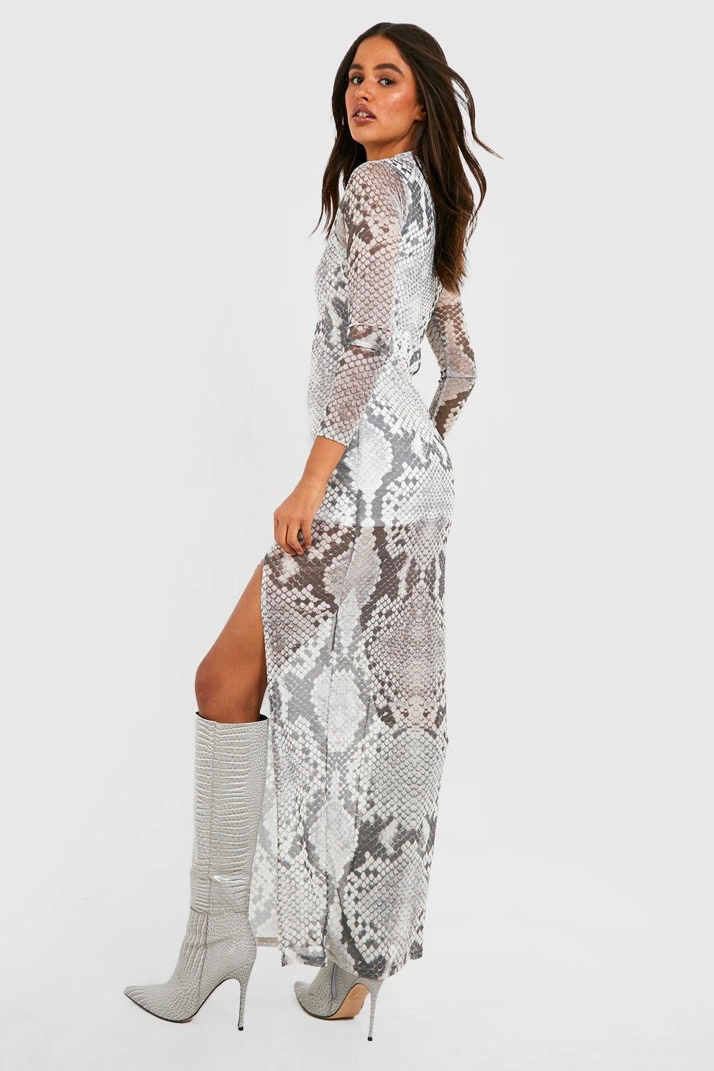 Vestito Maxi A Maniche Lunghe In Rete Effetto Pelle Di Serpente Con Spacco Laterale 2 Vestito Maxi A Maniche Lunghe In Rete Effetto Pelle Di Serpente Con Spacco Laterale - immagine 2