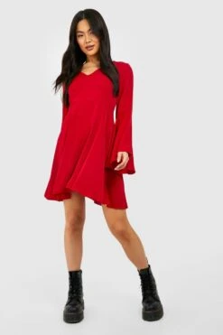 Vestito Grembiule In Raso Con Volant Super Ampi Sulle Maniche