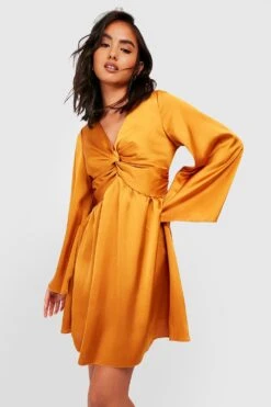 Vestito Skater In Raso Con Maniche Svasate E Dettagli Attorcigliati