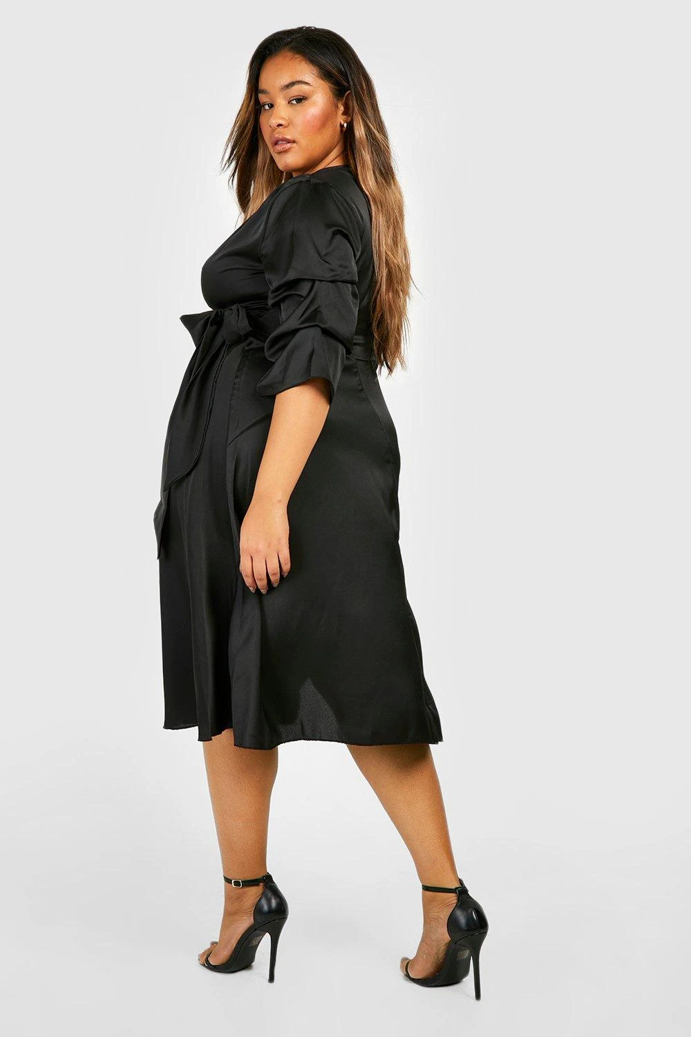 Vestito Scaldacuore Midi Plus Size In Raso Con Ruches Sulle Maniche 1 Vestito Scaldacuore Midi Plus Size In Raso Con Ruches Sulle Maniche