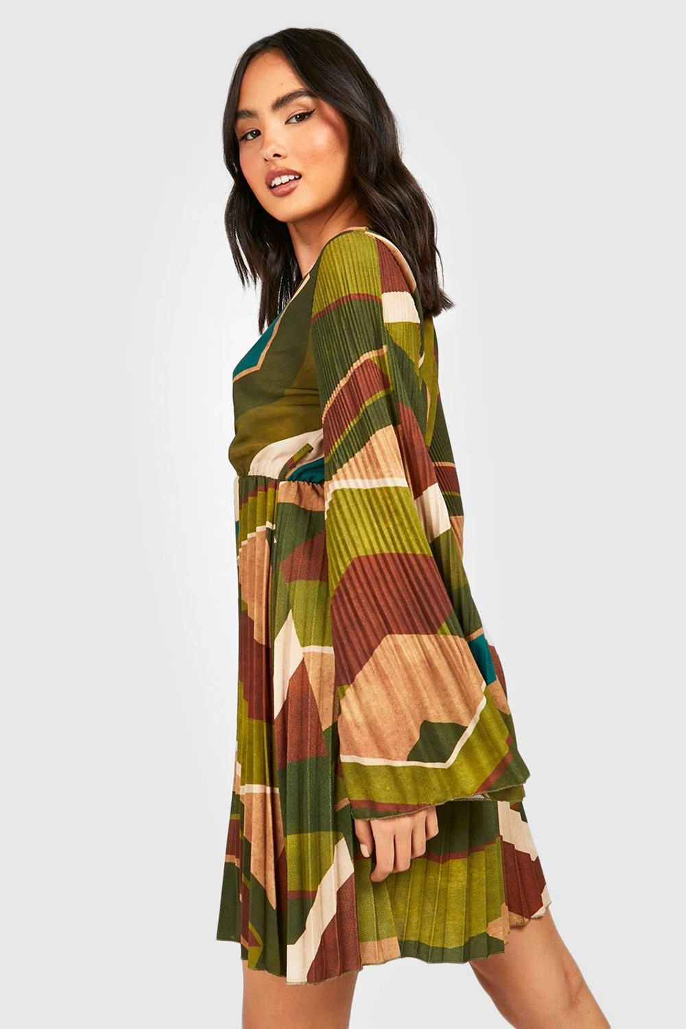 Vestito Grembiule In Chiffon A Pieghe Con Stampa Astratta 2 Vestito Grembiule In Chiffon A Pieghe Con Stampa Astratta - immagine 2