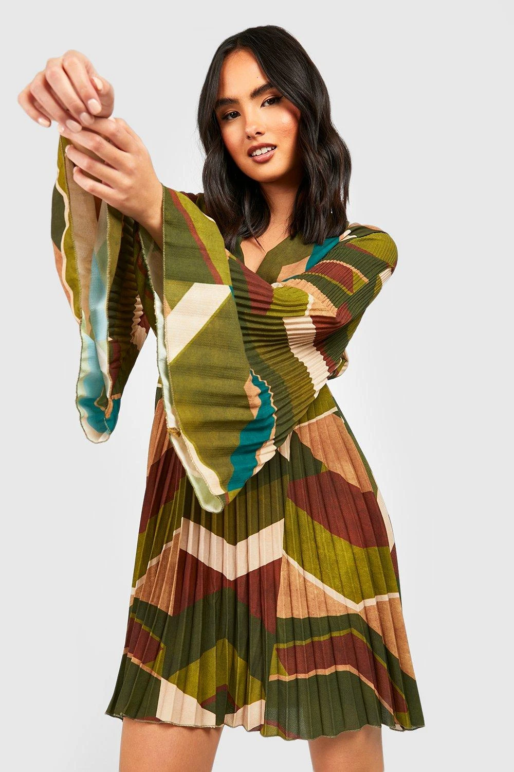 Vestito Grembiule In Chiffon A Pieghe Con Stampa Astratta 3 Vestito Grembiule In Chiffon A Pieghe Con Stampa Astratta - immagine 3