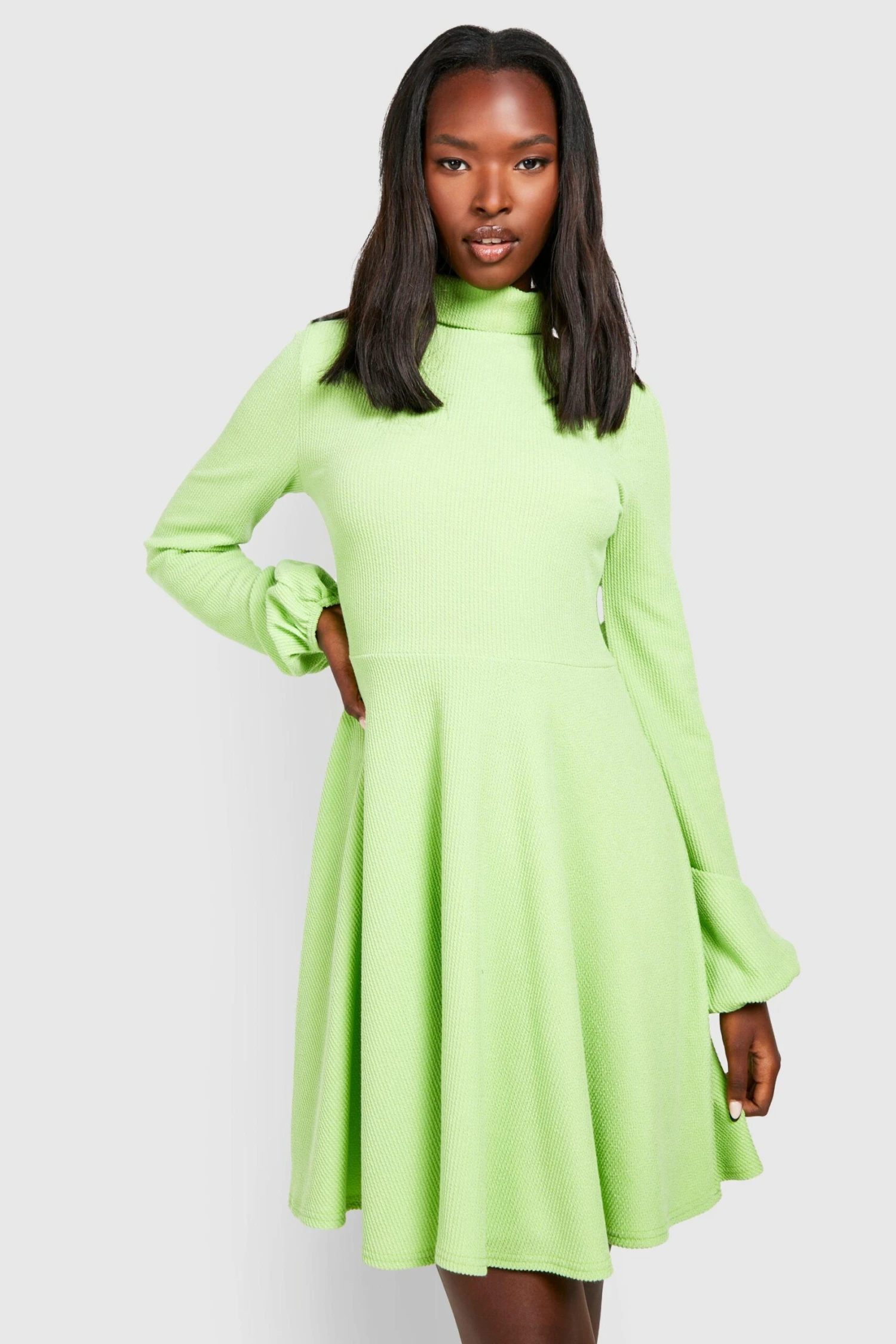 Vestito Skater A Coste Effetto Goffrato Con Collo Alto E Maniche A Campana 1 Vestito Skater A Coste Effetto Goffrato Con Collo Alto E Maniche A Campana