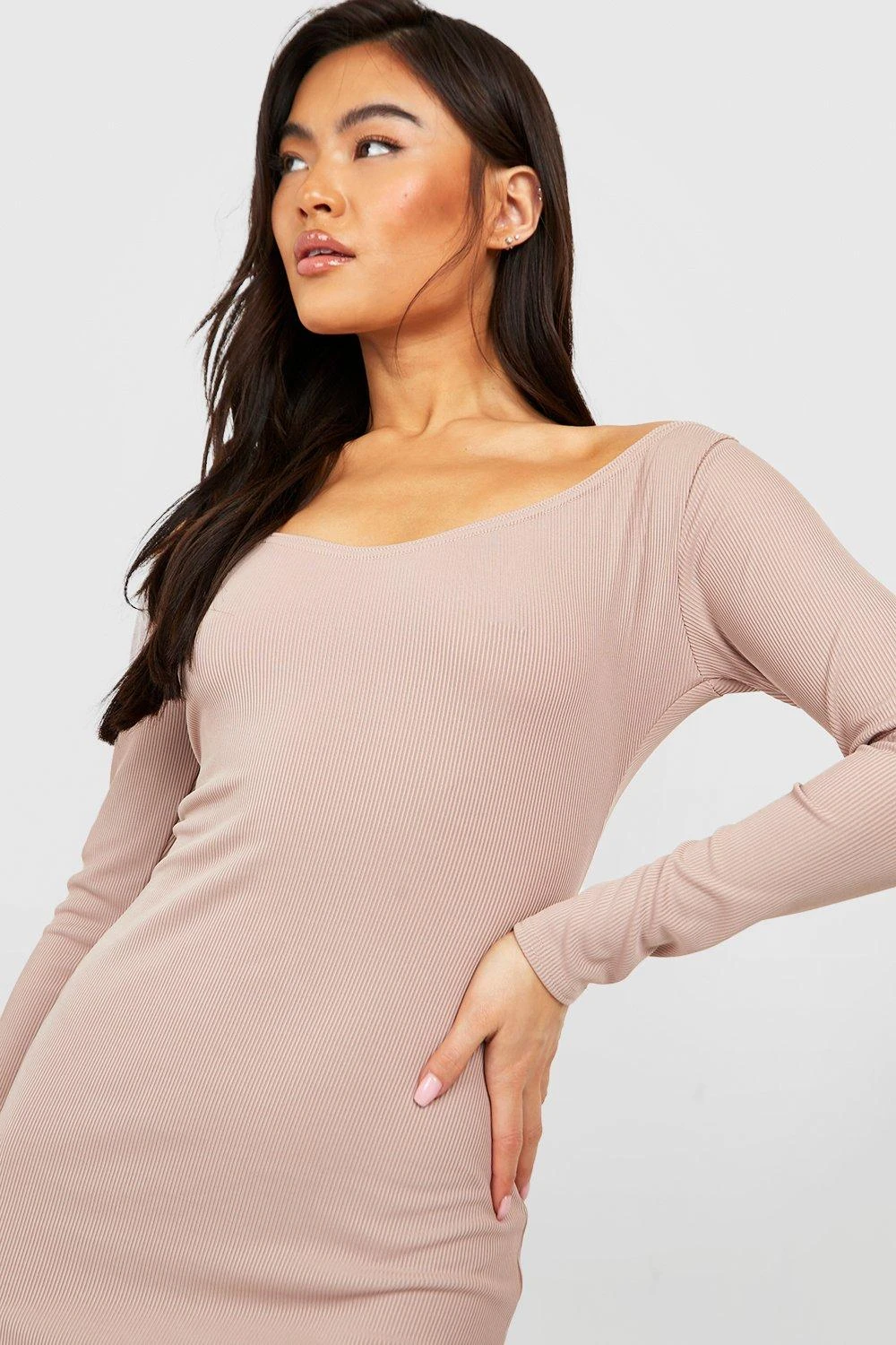 Vestito Longuette A Coste Modellanti Con Spalle Scoperte 3 Vestito Longuette A Coste Modellanti Con Spalle Scoperte - immagine 3