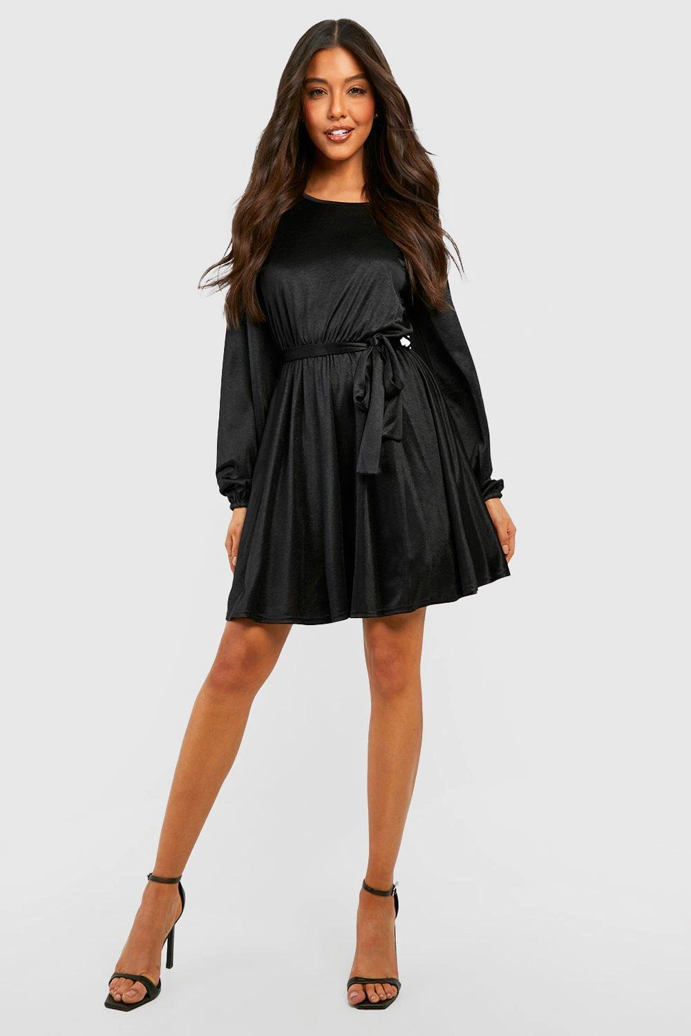 Vestito Skater Seducente In Raso Con Cintura 1 Vestito Skater Seducente In Raso Con Cintura