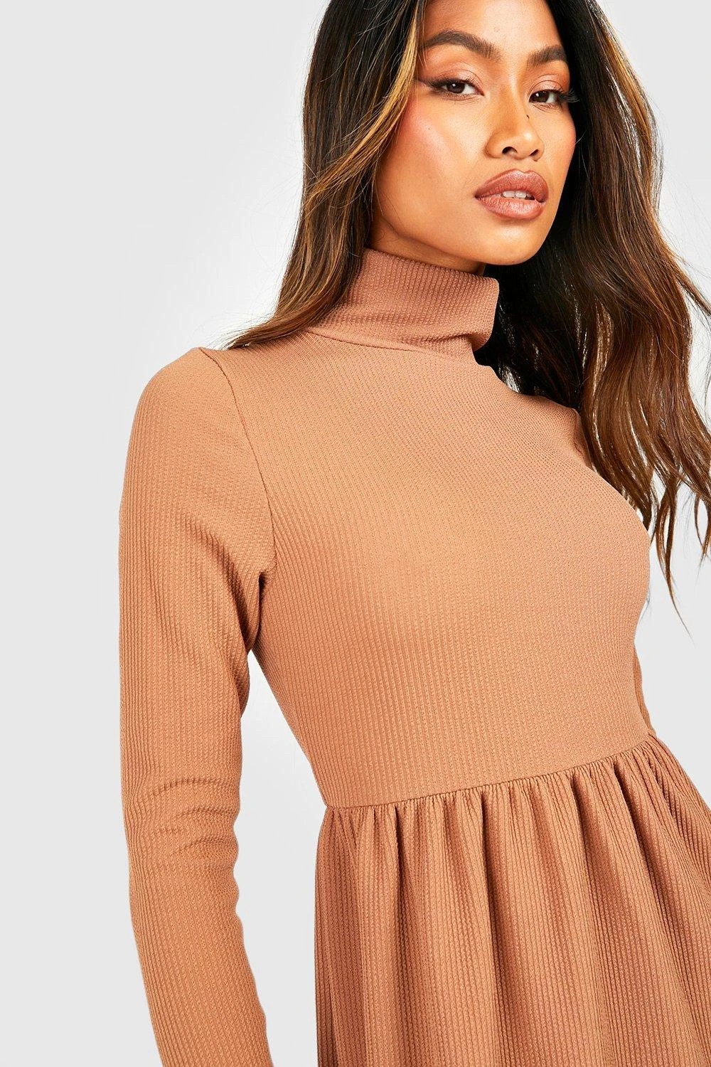 Vestito Midi A Coste Effetto Goffrato Con Collo Alto 4 Vestito Midi A Coste Effetto Goffrato Con Collo Alto - immagine 4