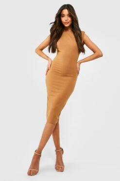 Vestito Midi Sagomato Con Scollo A Barchetta E Spalline Imbottite