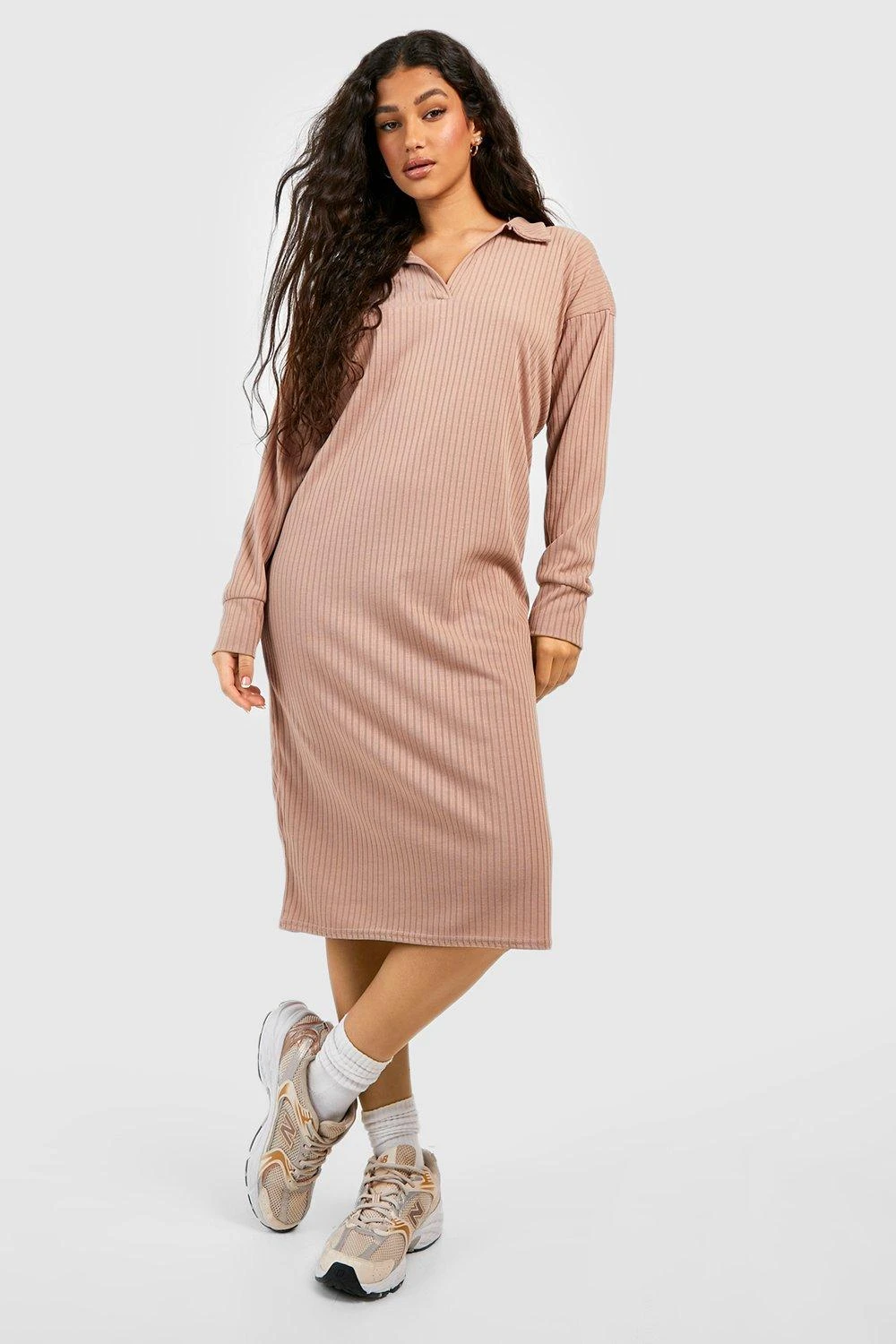 Vestito In Maglia Midi A Coste Morbide Con Maniche Lunghe E Colletto Stile Polo 1 Vestito In Maglia Midi A Coste Morbide Con Maniche Lunghe E Colletto Stile Polo