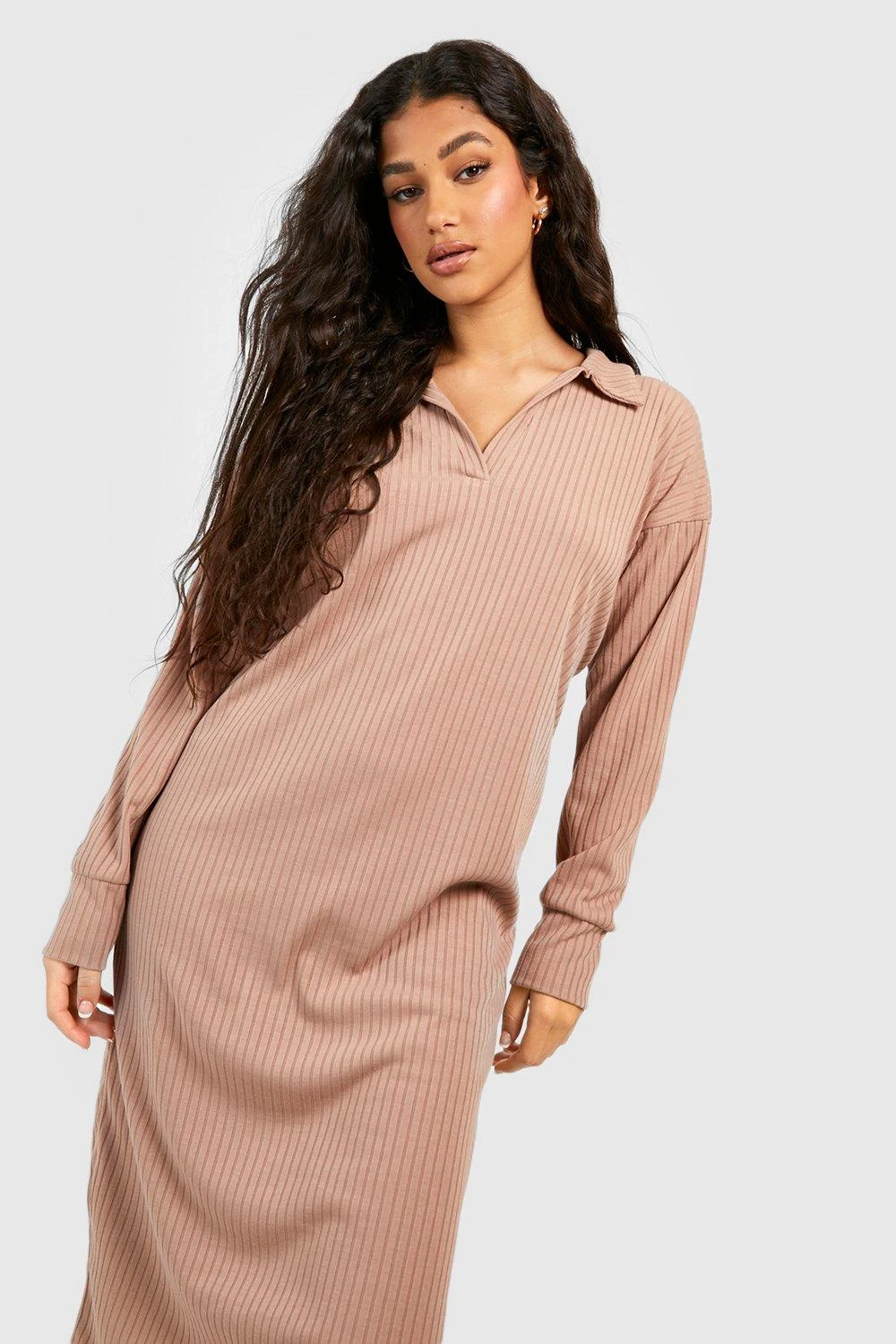 Vestito In Maglia Midi A Coste Morbide Con Maniche Lunghe E Colletto Stile Polo 4 Vestito In Maglia Midi A Coste Morbide Con Maniche Lunghe E Colletto Stile Polo - immagine 4