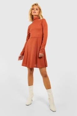 Vestito Skater A Collo Alto A Coste Con Maniche Lunghe