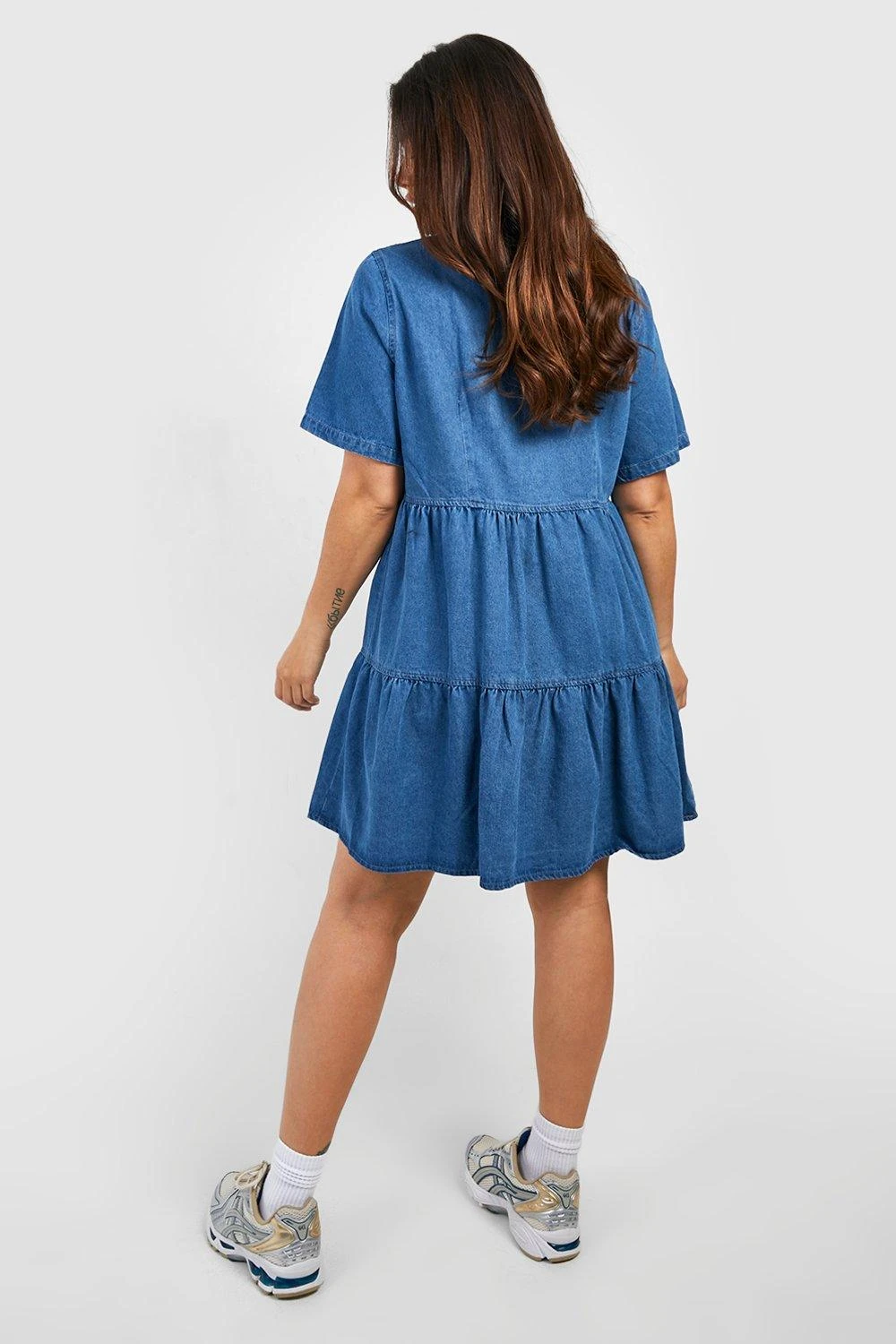 Vestito Grembiule Plus Size In Denim Con Balze 2 Vestito Grembiule Plus Size In Denim Con Balze - immagine 2