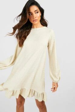 Vestito A Trapezio Con Trama, Maniche A Campana E Volant Sul Fondo