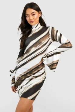 Vestito A Collo Alto Sfumato A Coste Con Polsini Svasati