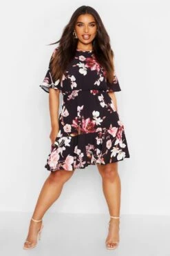 Vestito Grembiule Plus Size In Crêpe A Fiori Con Balze